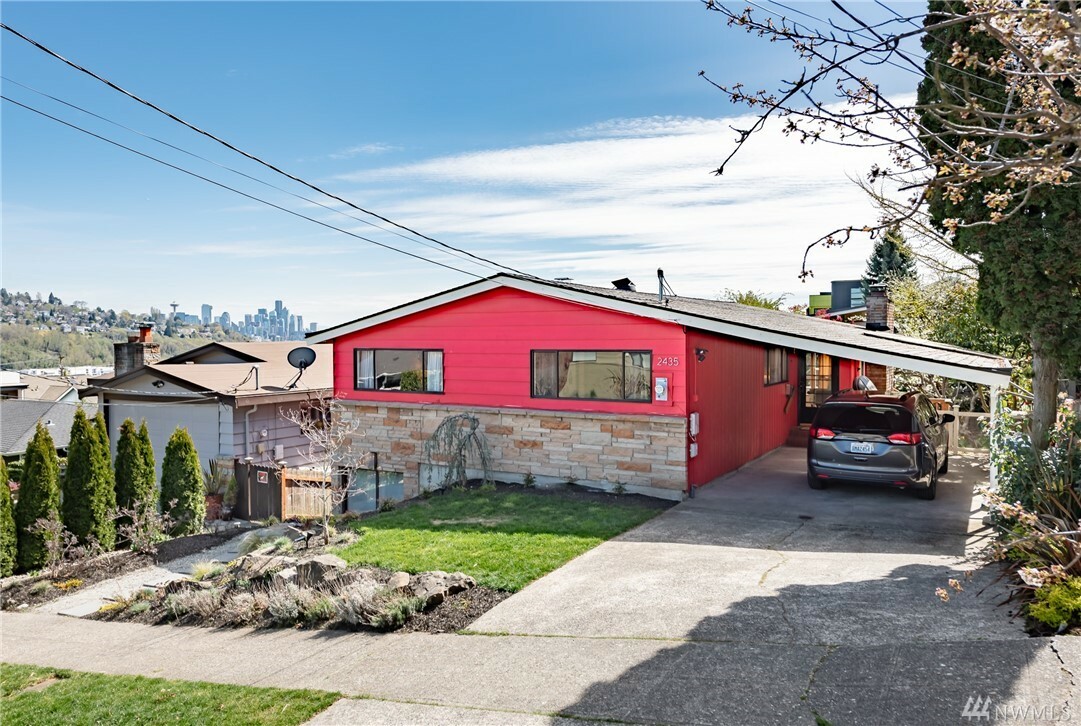 Property Photo:  2435 W Lynn St  WA 98199 