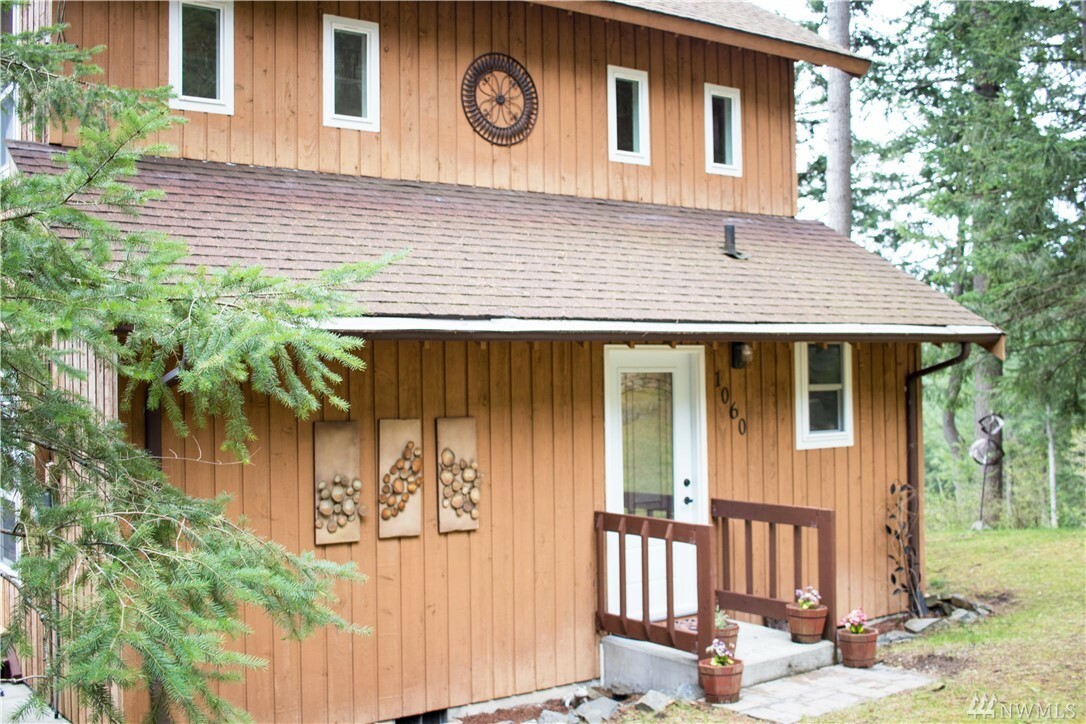 Property Photo:  1060 Dana Cir  WA 98262 