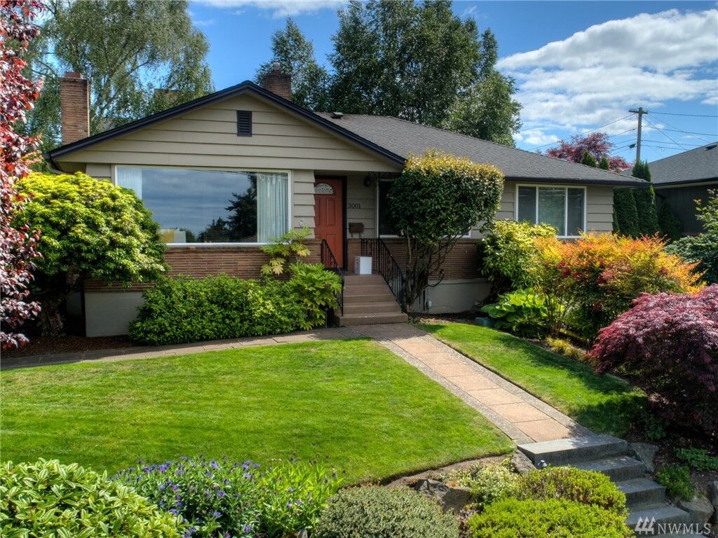 Property Photo:  3001 W Emerson St  WA 98199 