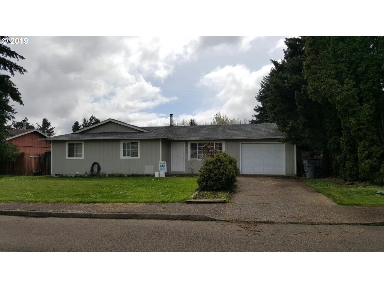 Property Photo: 431 NE 3rd St OR 97396