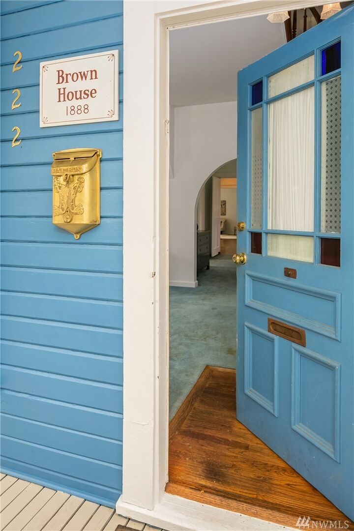 Property Photo:  222 Avenue C  WA 98290 