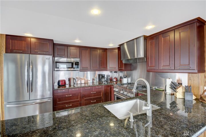 Property Photo: 10 E Roanoke St 32 WA 98102