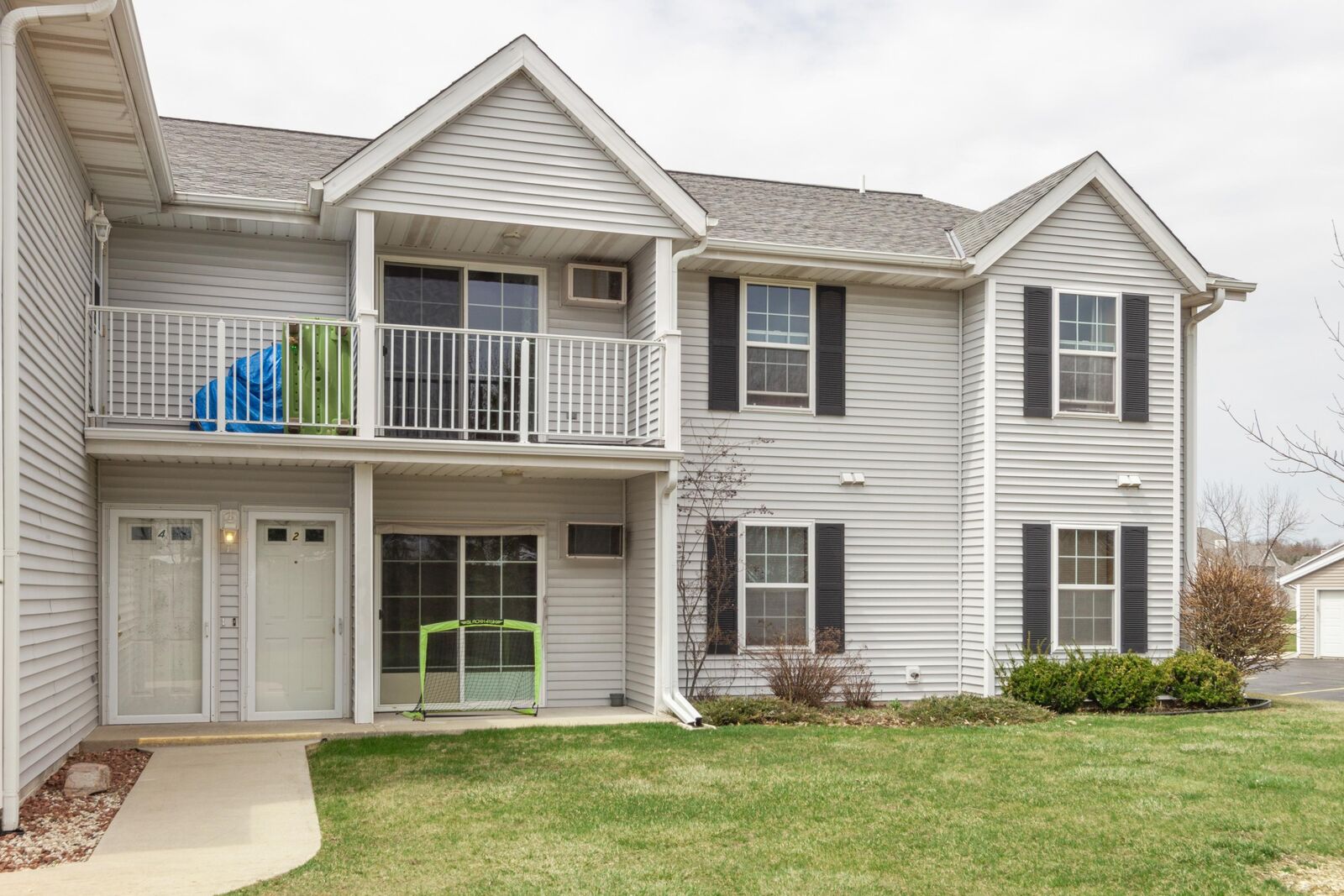 Property Photo:  284 Minz Park Cir 4  WI 53095 