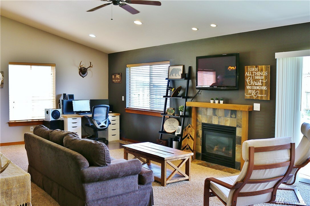 Property Photo: 413 Allison Wy WA 98276