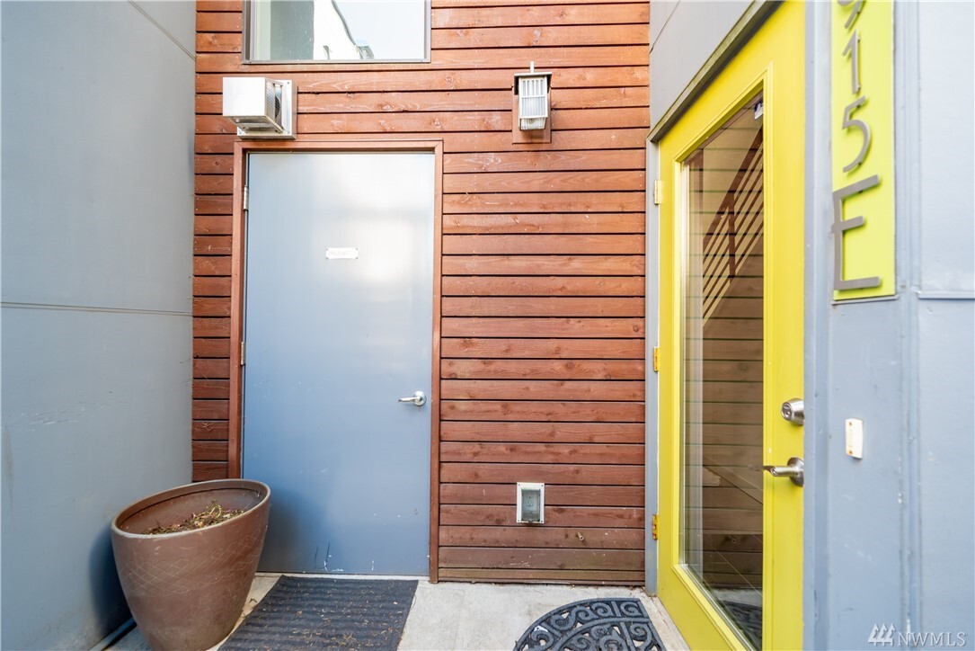 Property Photo: 1915 25th Ave S E WA 98144