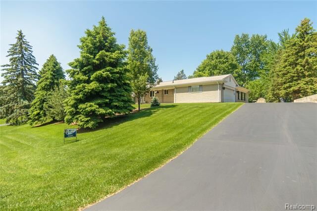 Property Photo:  6665 Vernmoor Drive  MI 48098 