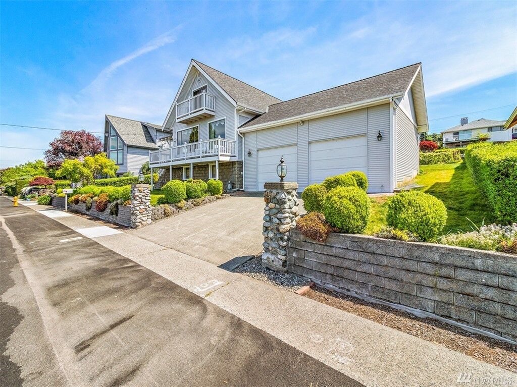 Property Photo:  804 Renton Ave S  WA 98057 