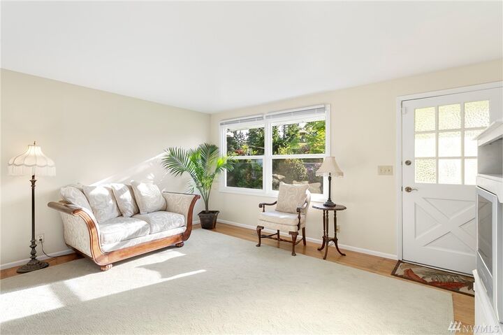 Property Photo:  420 Chelan Ave SE  WA 98059 