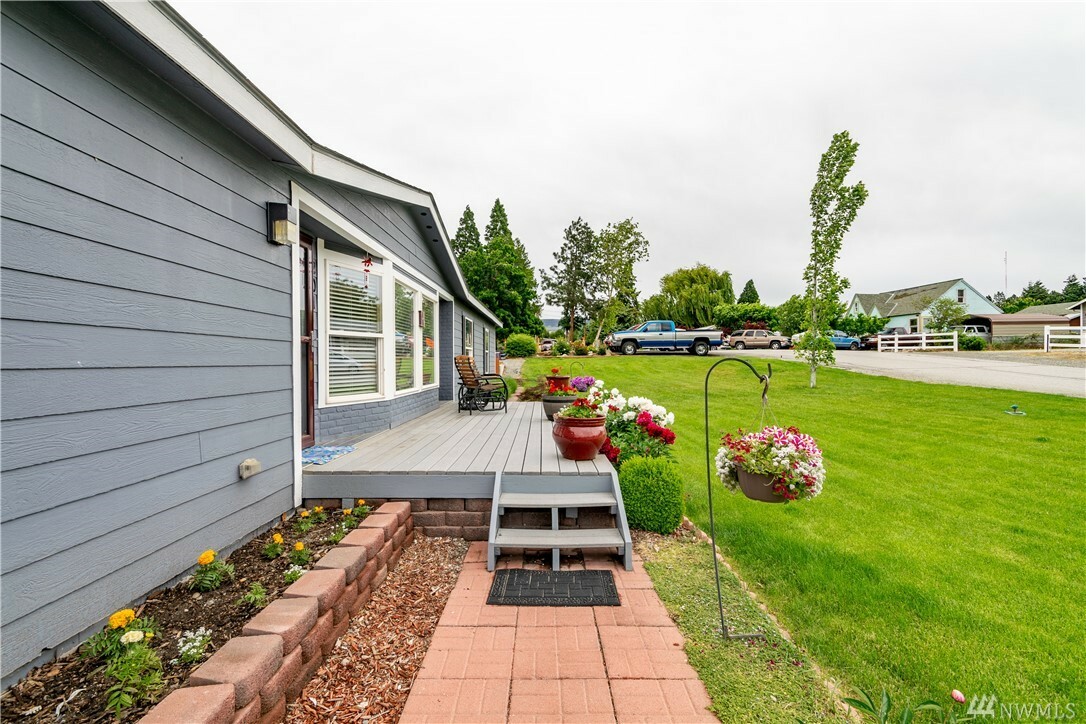 Property Photo:  201 Eller St  WA 98802 