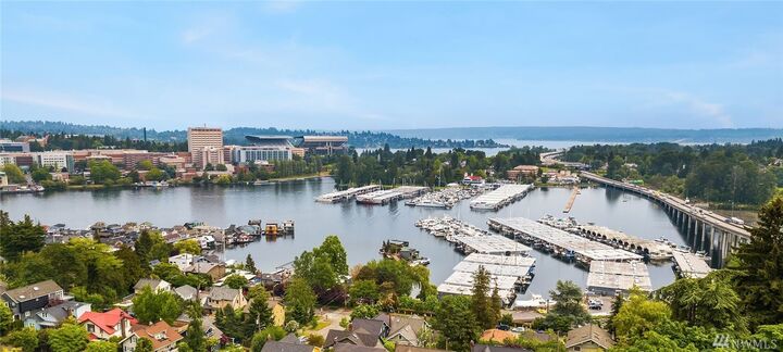 Property Photo:  2616 10th Ave E  WA 98102 