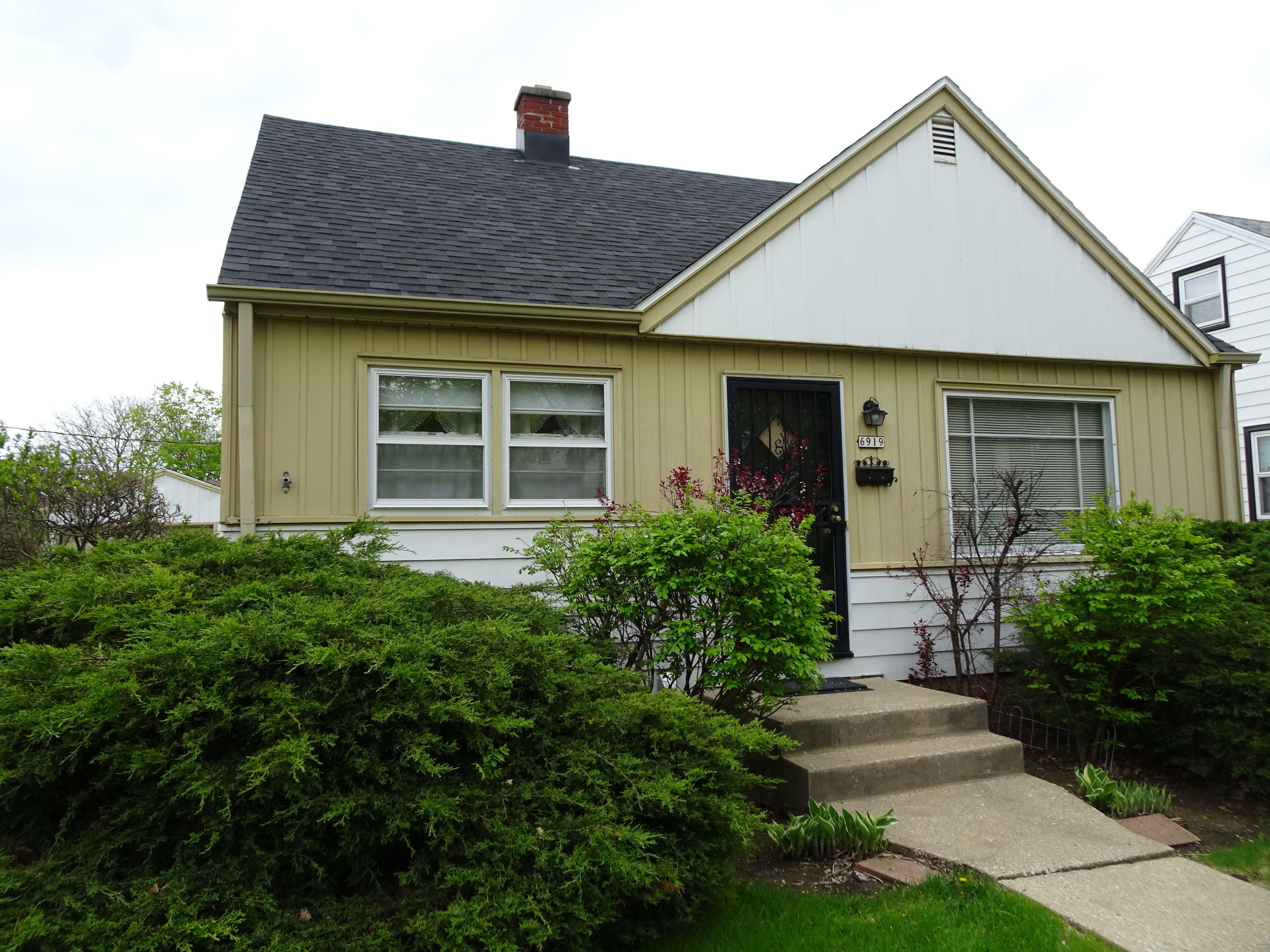 Property Photo: 6919 W Melvina St WI 53216