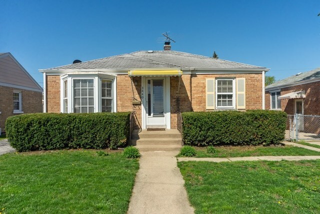 Property Photo: 3440 Lonnquist Drive IL 60131