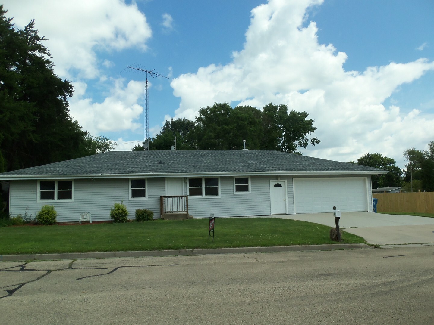 Property Photo:  304 Daly Avenue  IL 60450 