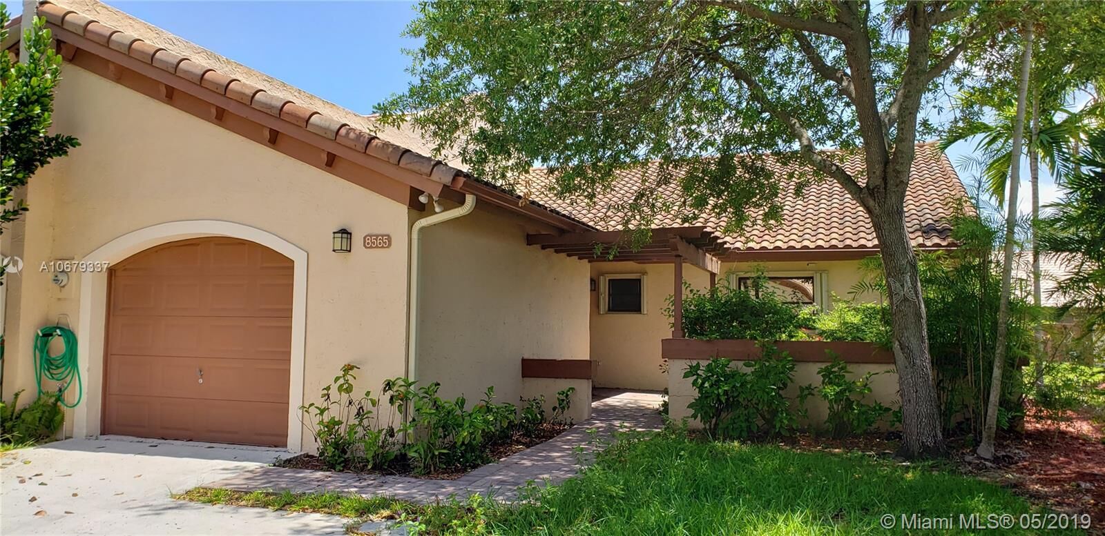 Property Photo: 8565 SW 115th Ct Th FL 33173