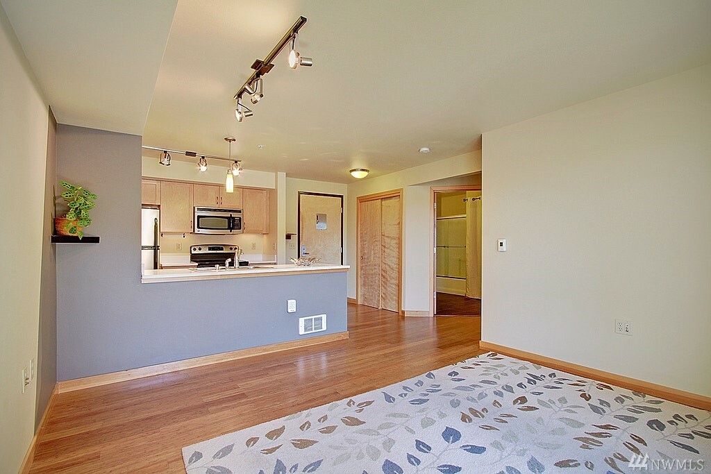 Property Photo:  827 Hiawatha Place S 418  WA 98144 