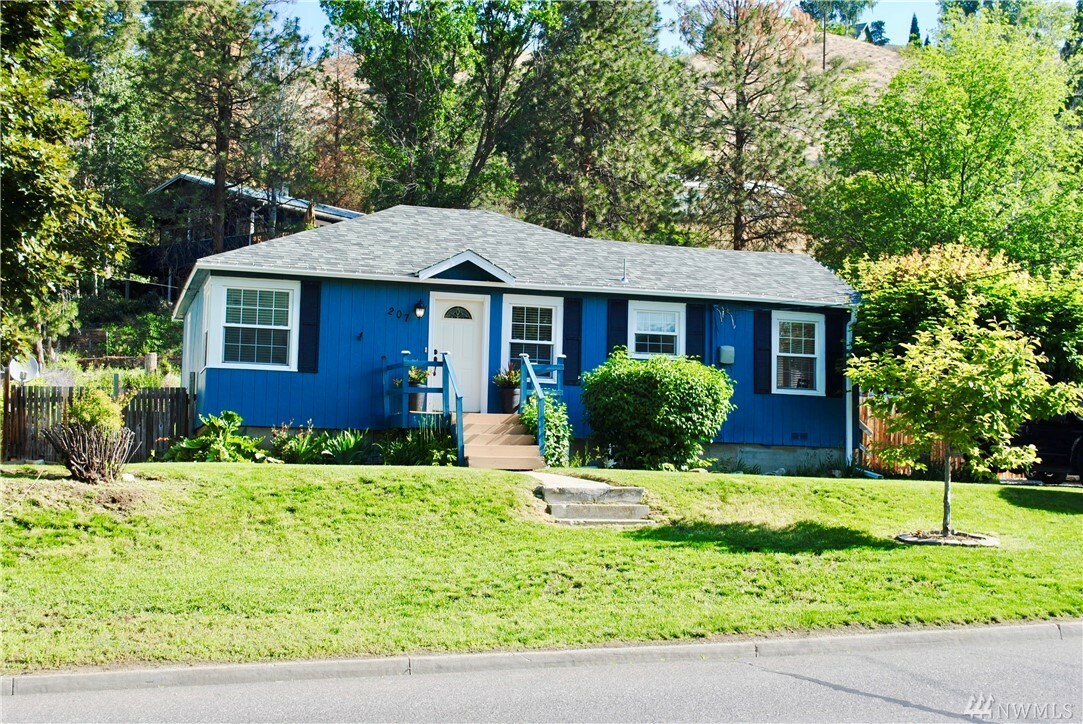 Property Photo: 207 E Gibson Ave WA 98816