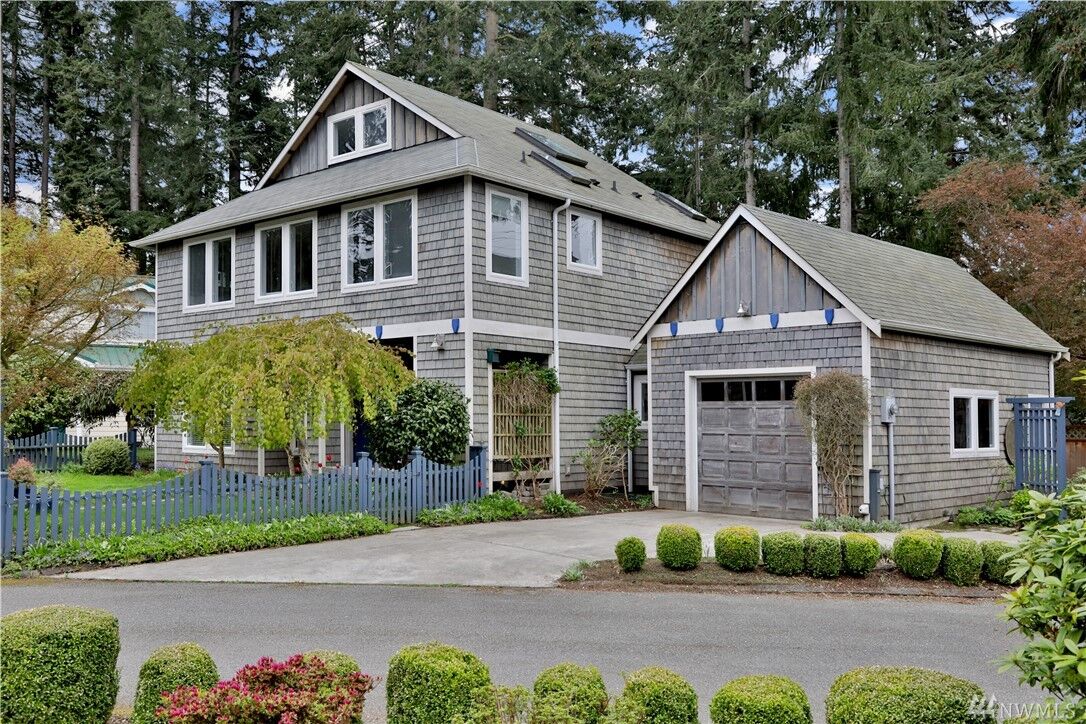 Property Photo:  301 Noblecliff Place  WA 98260 