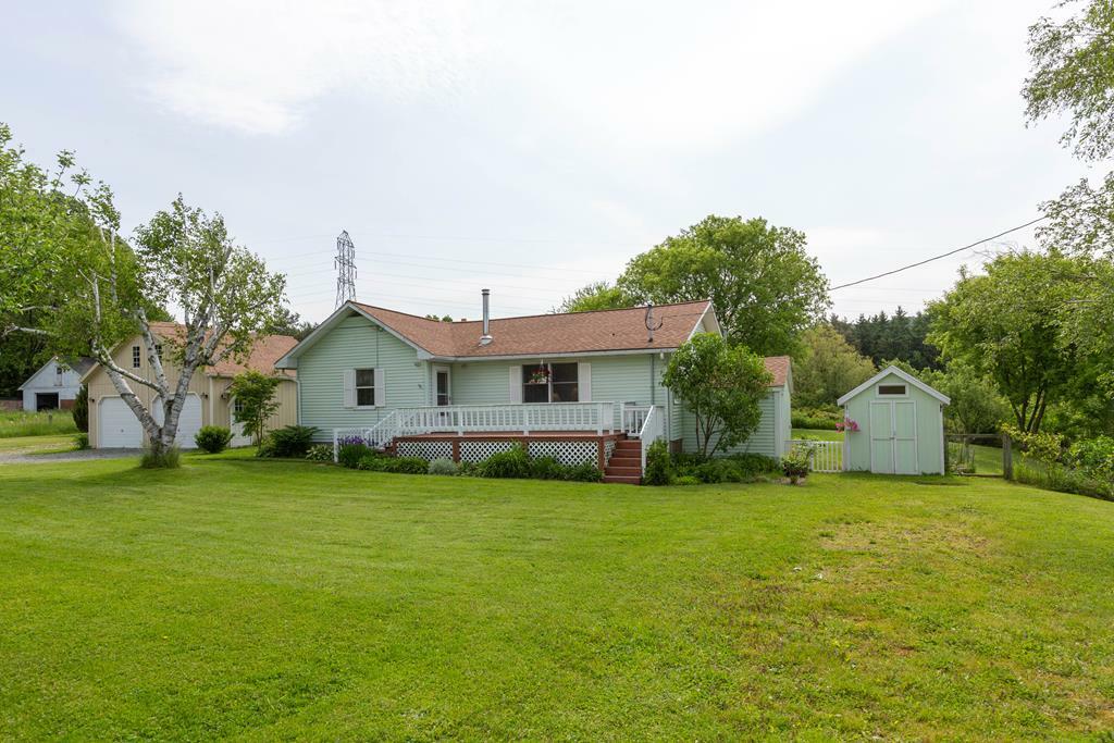 Property Photo:  884 Middle Road  NY 14845 