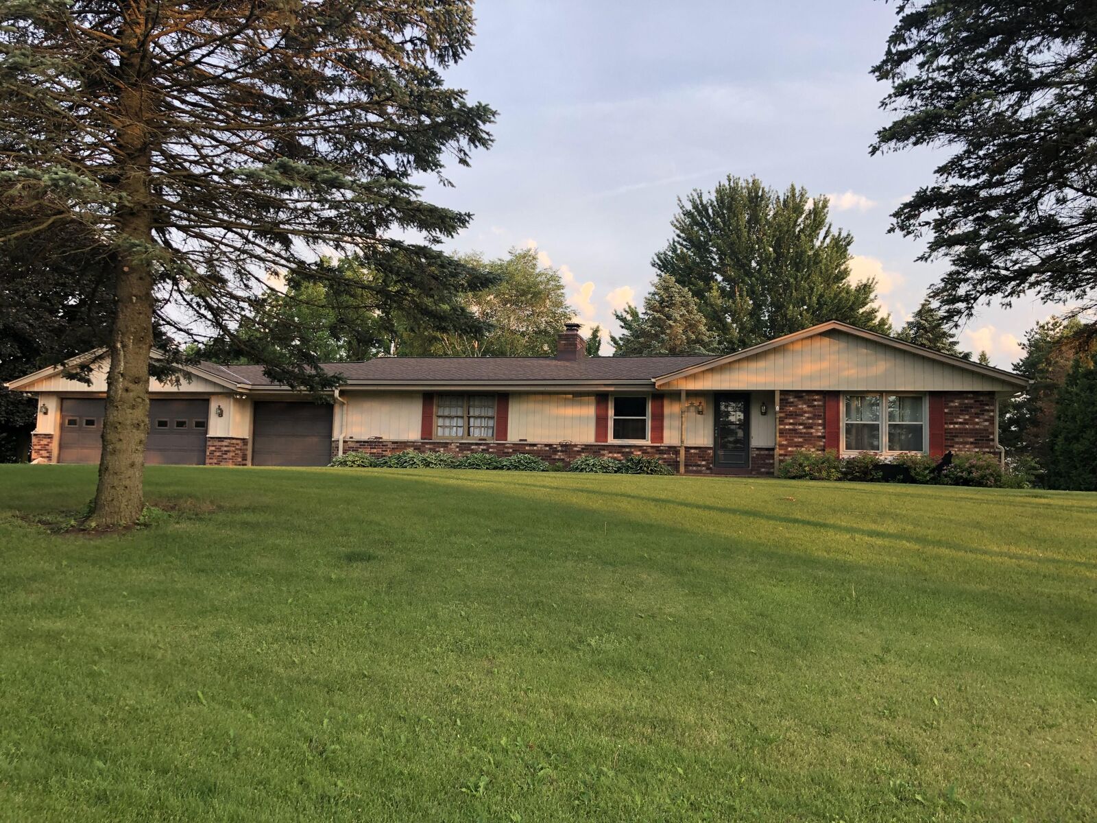 Property Photo:  765 Cresthill Ct  WI 53012 