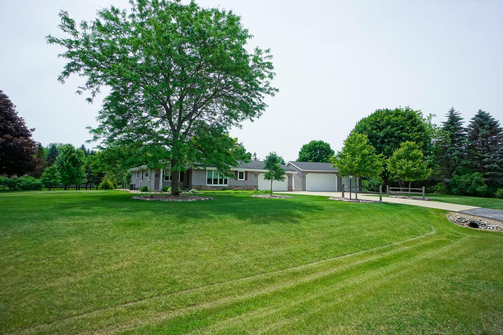 Property Photo:  4239 Briar Ridge Ln  WI 53017 