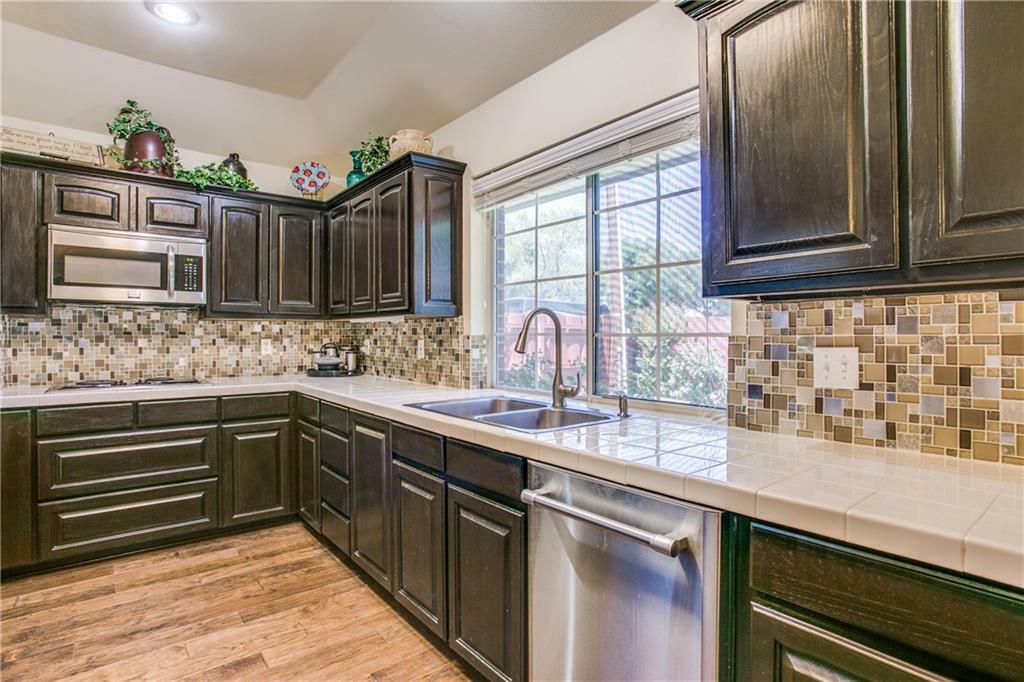 Property Photo:  202 Colonial Heights  TX 76266 