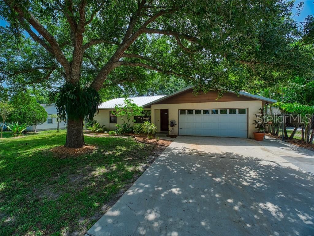 Property Photo:  807 Ponder Avenue  FL 34232 