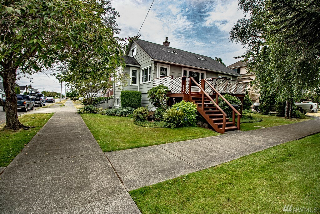 Property Photo:  905 Maple St  WA 98550 