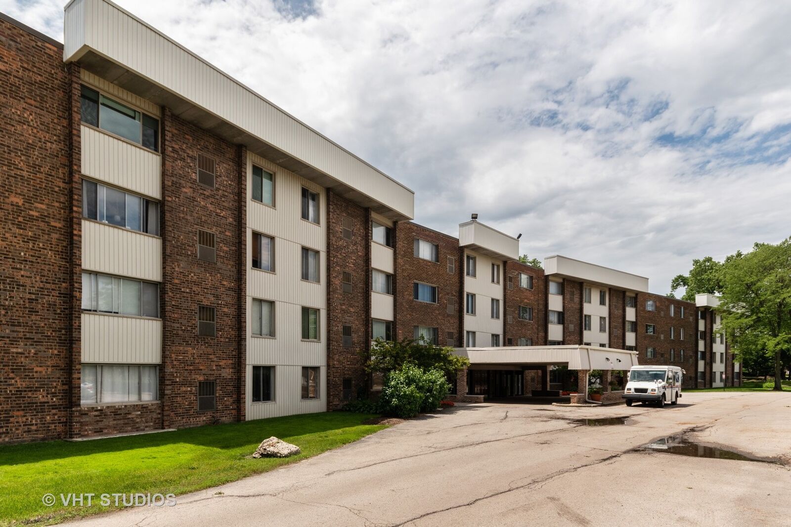 Property Photo:  841 North York Street 401  IL 60126 