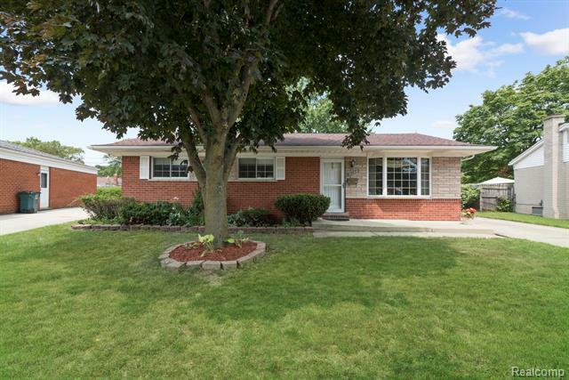 Property Photo:  2135 Stratford Drive  MI 48083 