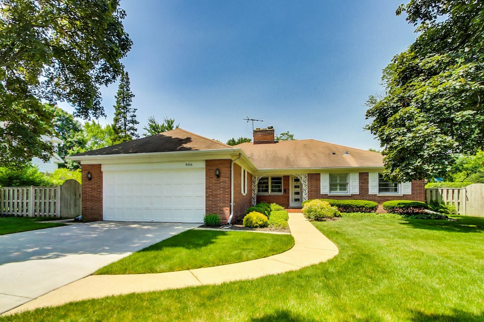 Property Photo:  906 Windsor Road  IL 60025 