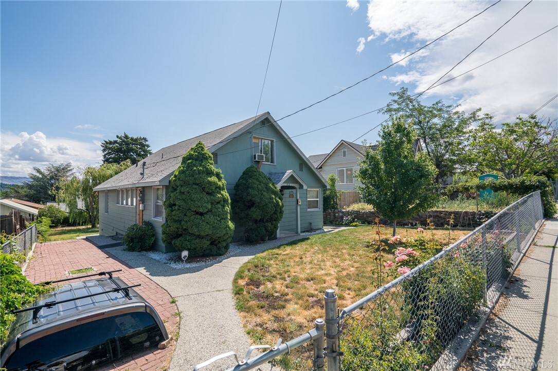 Property Photo:  913 Cashmere St  WA 98801 