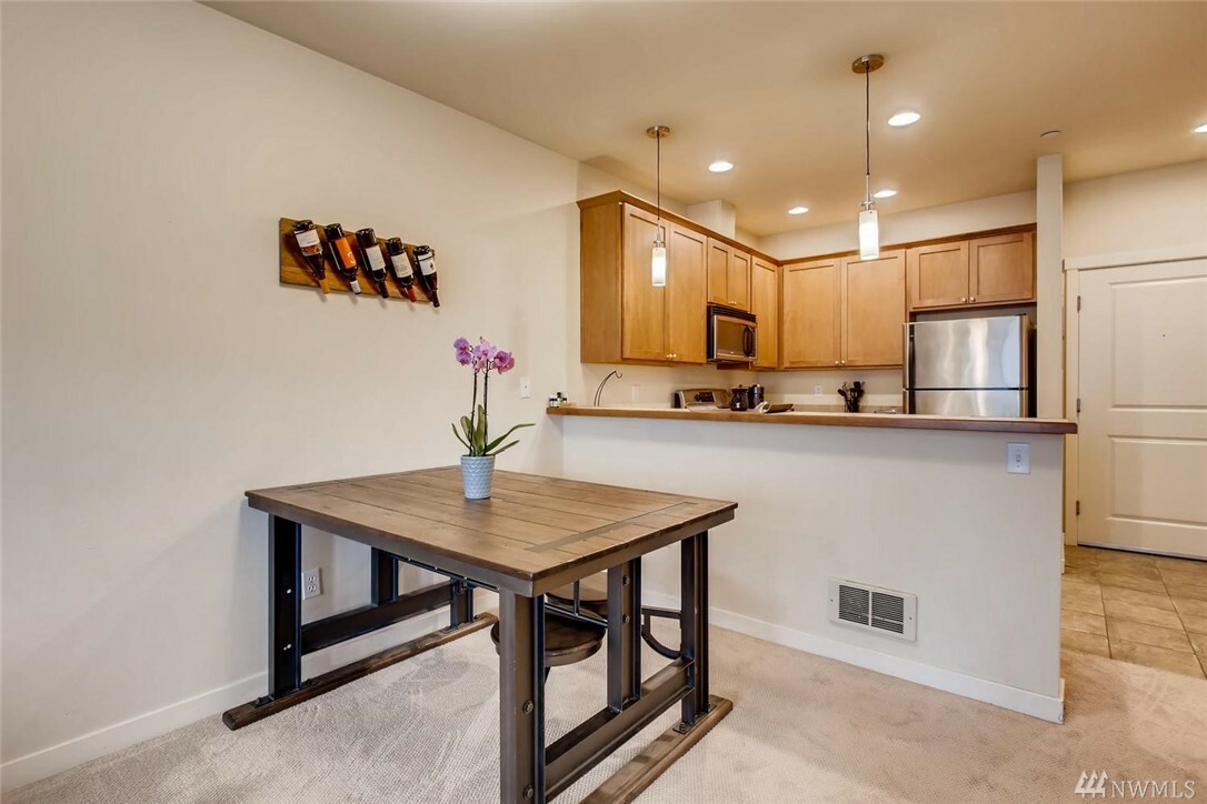Property Photo: 4752 41st Ave SW 405 WA 98116