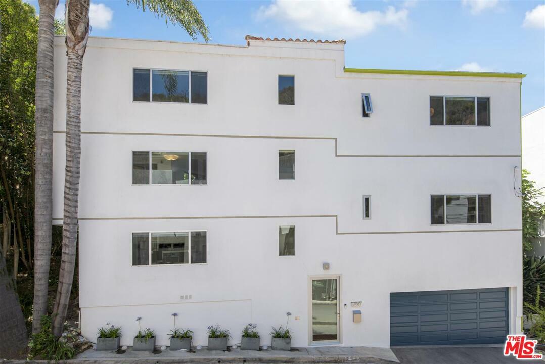 Property Photo:  3551 Dixie Canyon Pl  CA 91423 