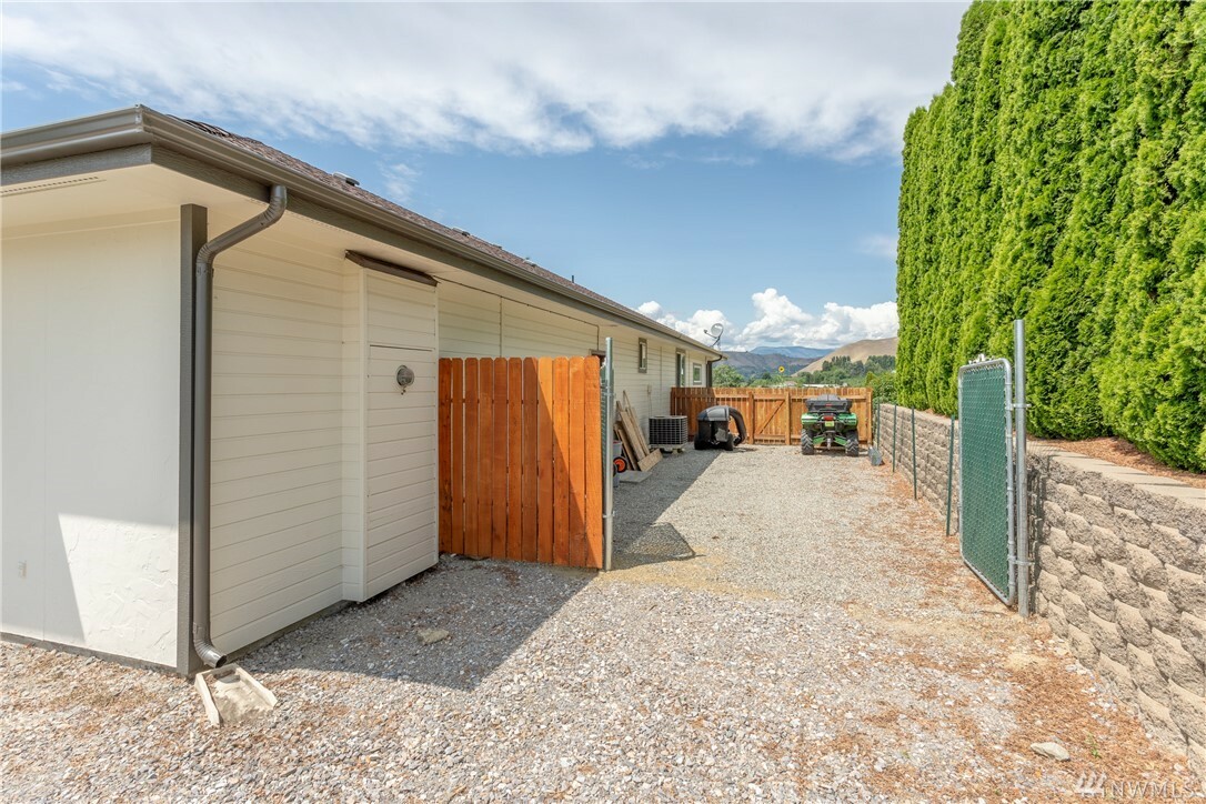 Property Photo:  1800 Warm Springs Dr  WA 98801 