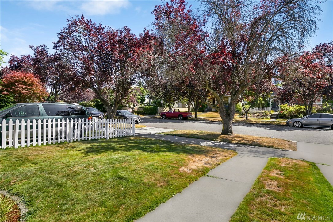 Property Photo:  1318 Hoyt Ave  WA 98201 