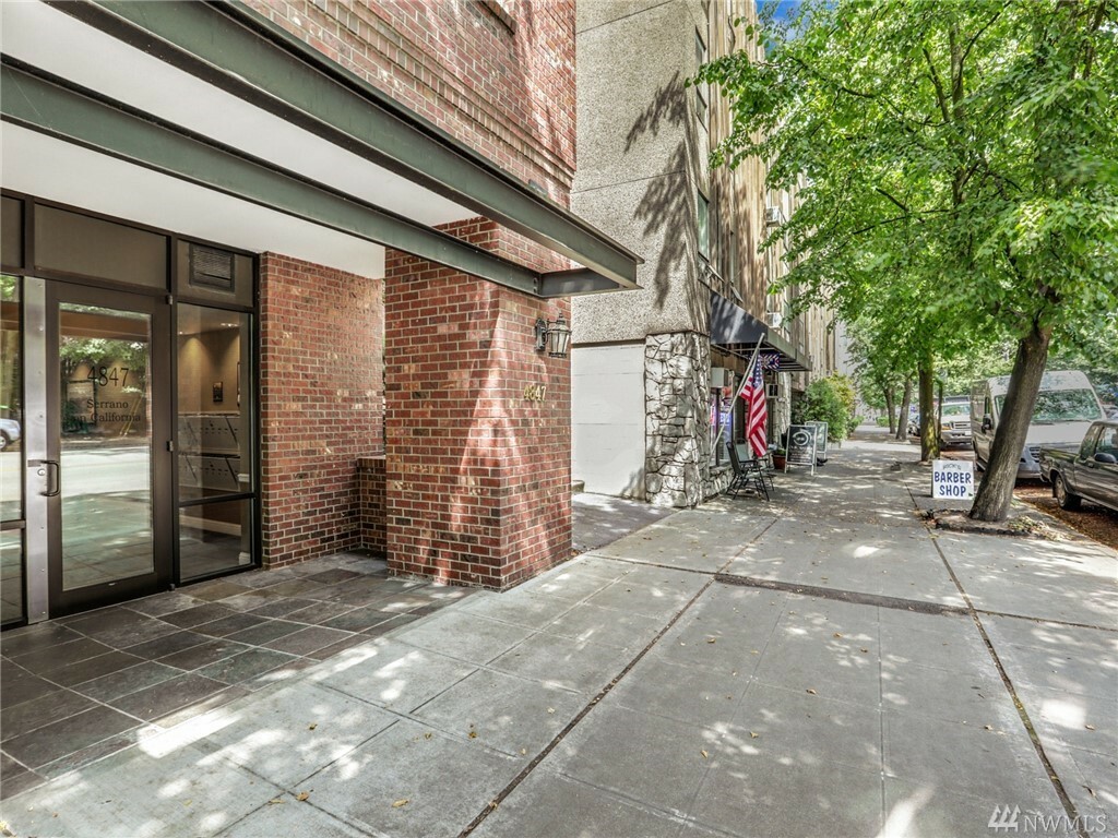 Property Photo: 4847 California Ave SW 204 WA 98116