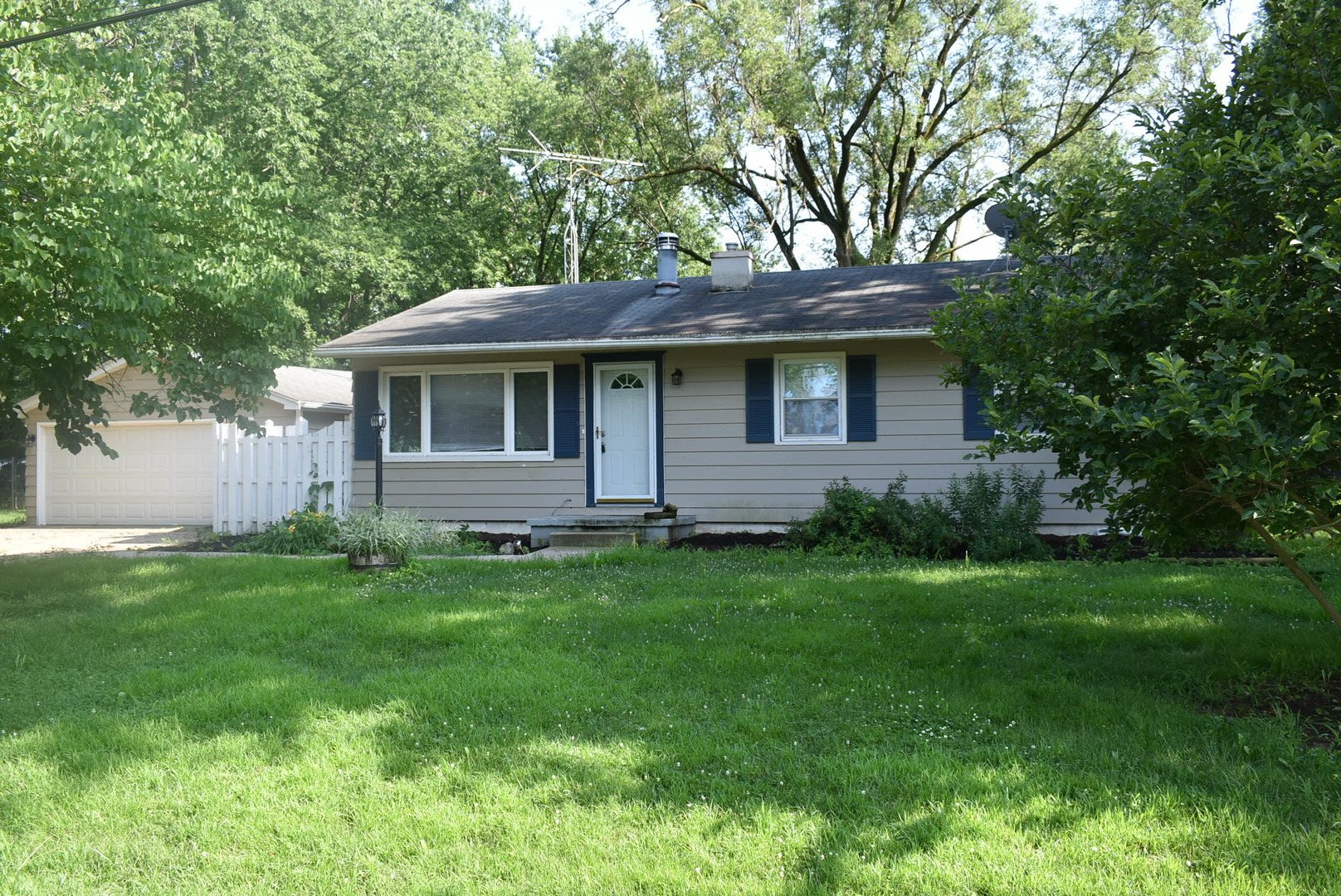 Property Photo:  1865 Naomi Drive  IL 60450 