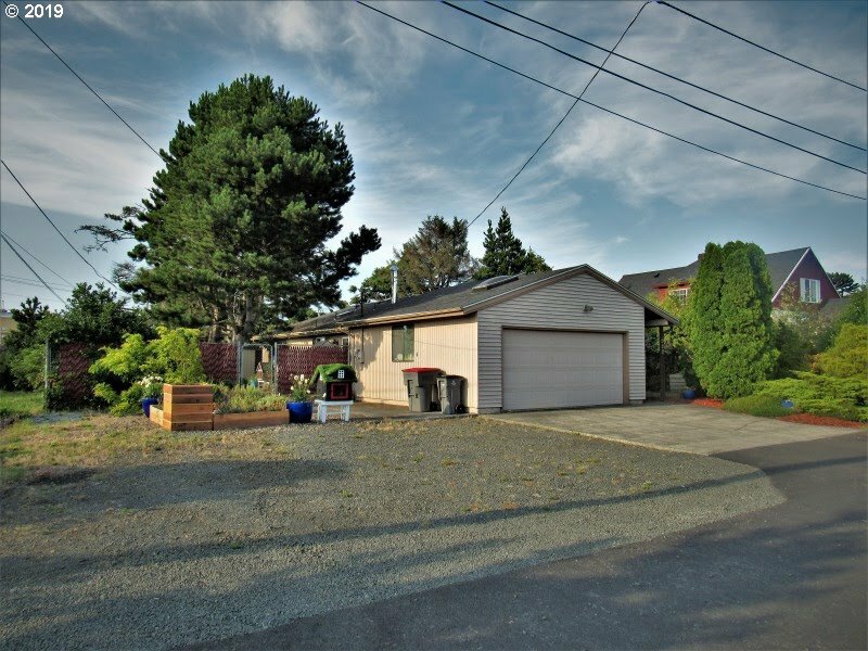 Property Photo:  922 Avenue H  OR 97138 