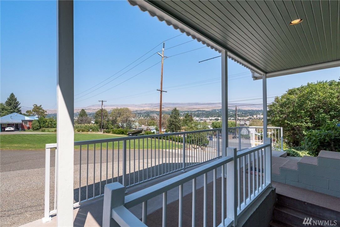 Property Photo: 1232 S Mission WA 98801