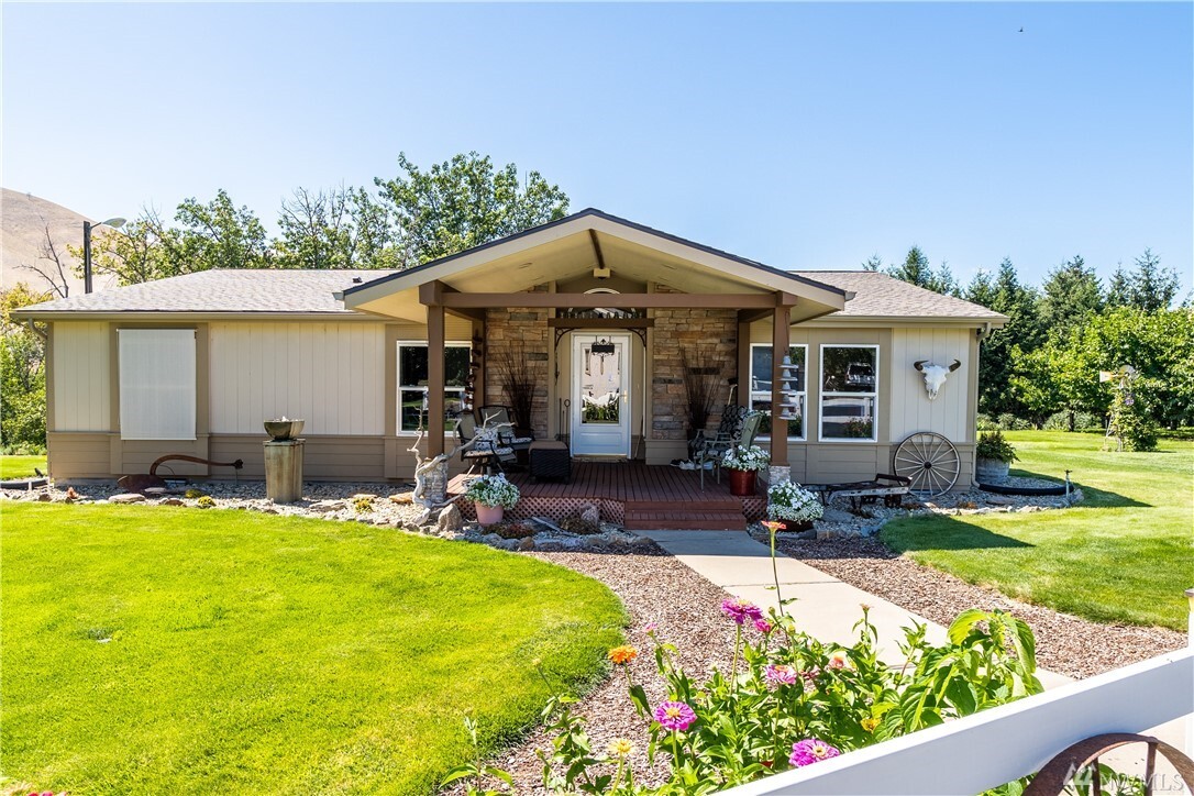 Property Photo:  1335 Sleepy Hollow Rd  WA 98801 