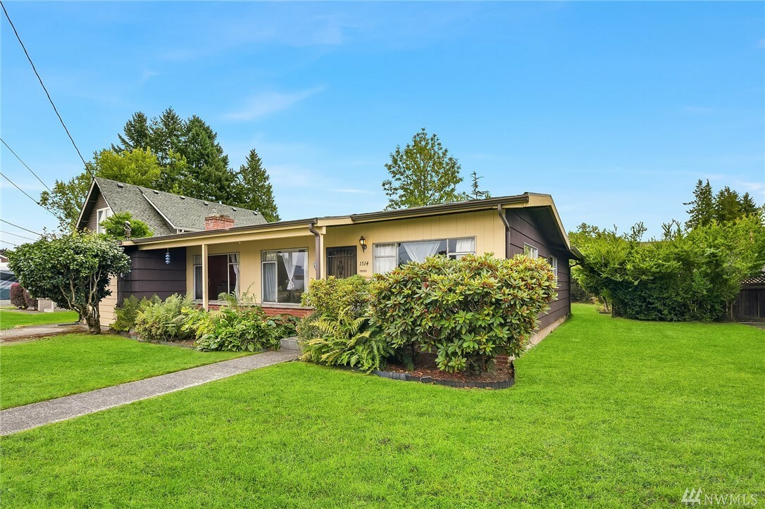 Property Photo:  1514 W Pioneer Ave  WA 98371 