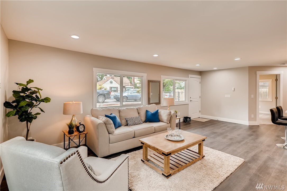 Property Photo:  1022 S 115th St  WA 98168 