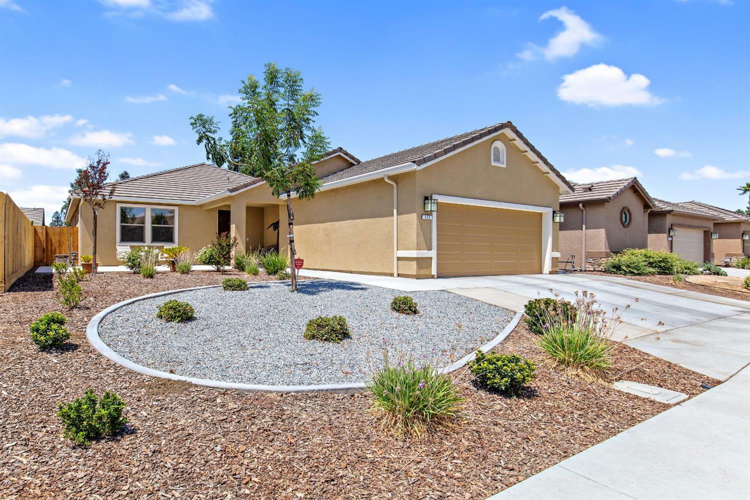 Property Photo:  321 S Wind Court  CA 93292 