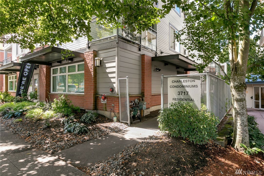 Property Photo:  3717 California Ave SW 304  WA 98116 