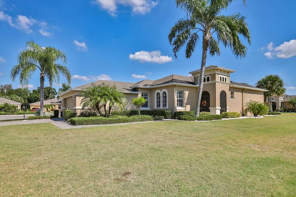 Property Photo:  810 Regal Manor Way  FL 33573 