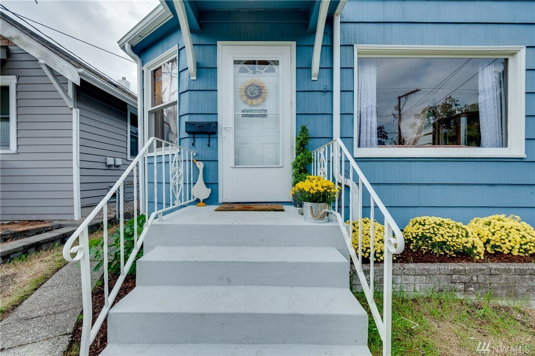 Property Photo:  1011 13th St  WA 98337 