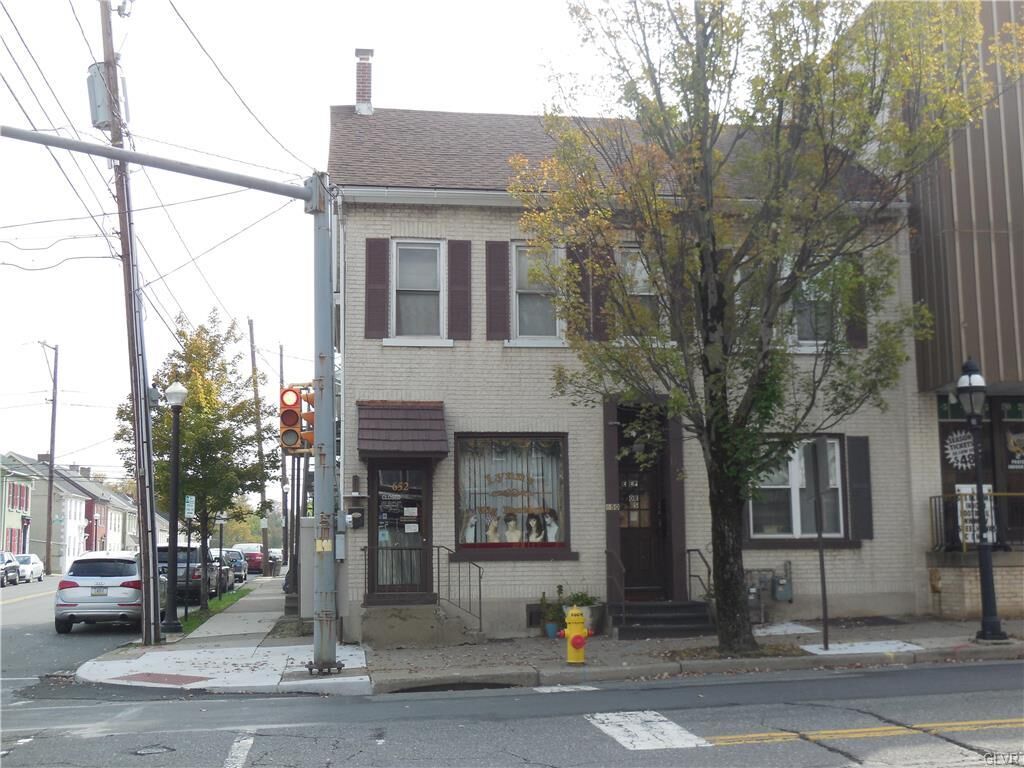 Property Photo: 650 New Street 6 PA 18018