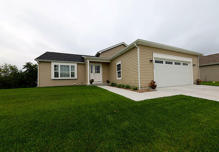 Property Photo: 1423 E Longneedle Ln WI 53121