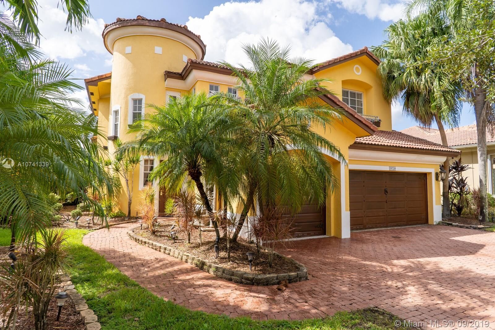 Property Photo: 19250 SW 30th St FL 33029