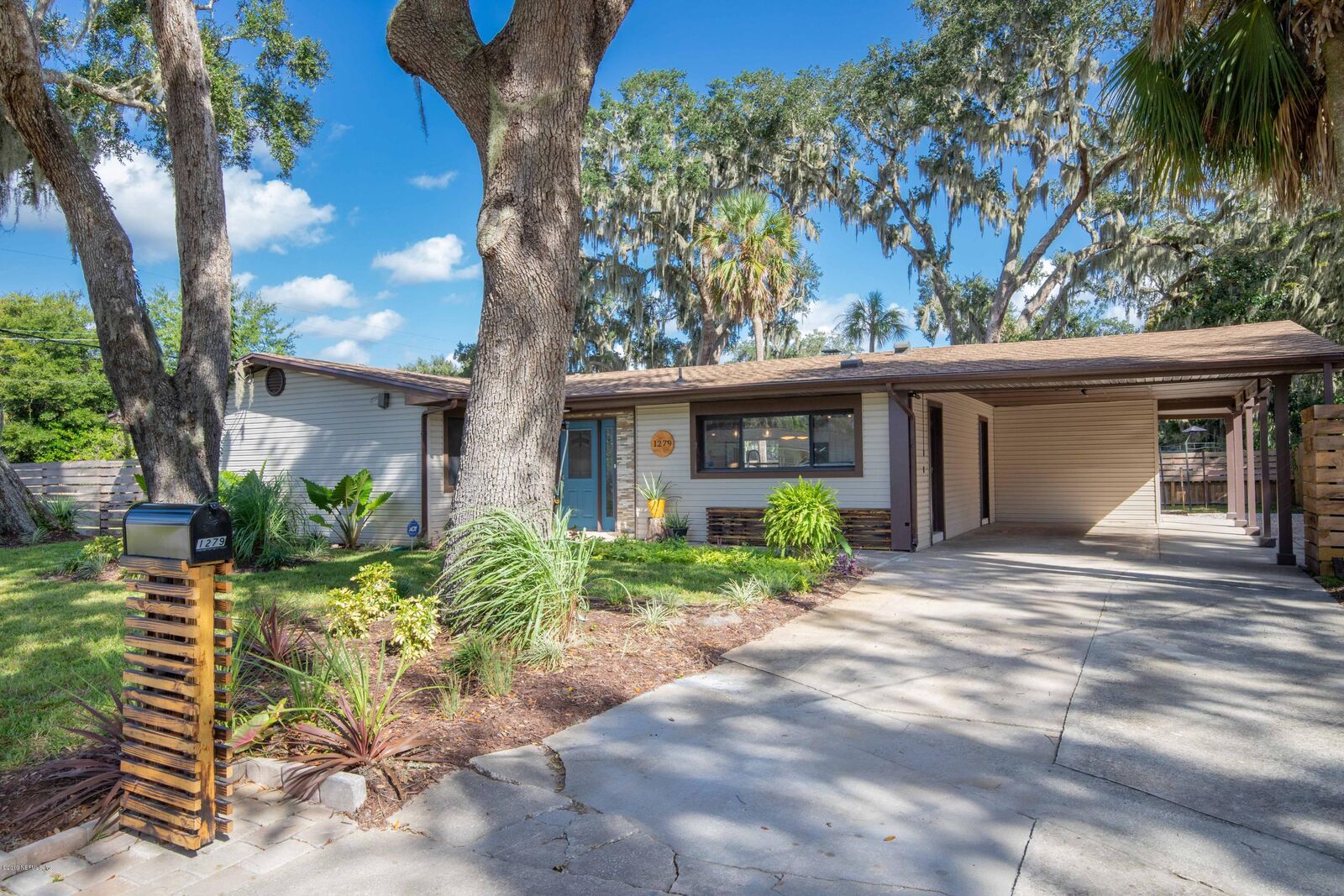Property Photo: 1279 Galapagos Avenue S FL 32233
